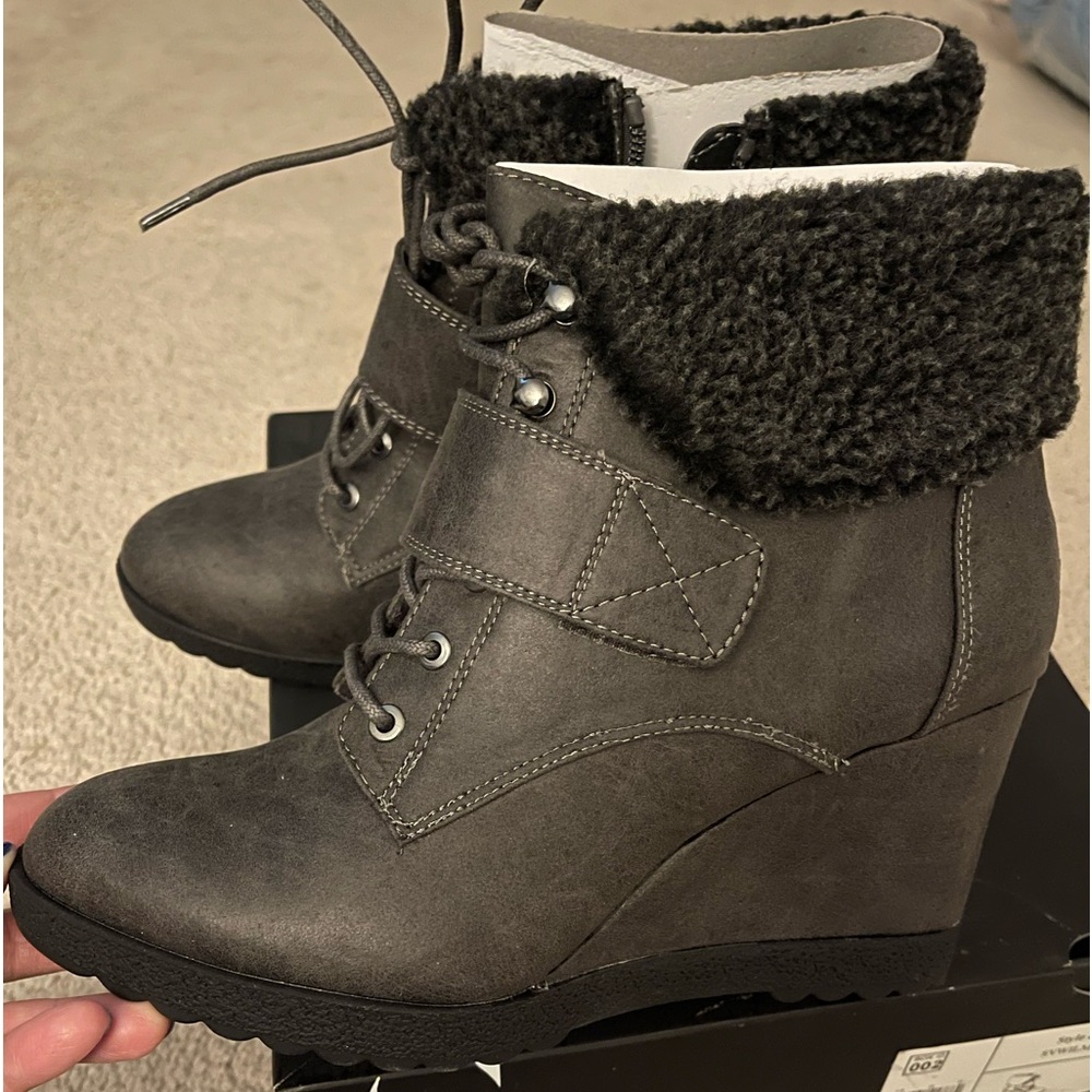*Brand New*** Never Worn Simply Vera Vera Wang wedge women boots